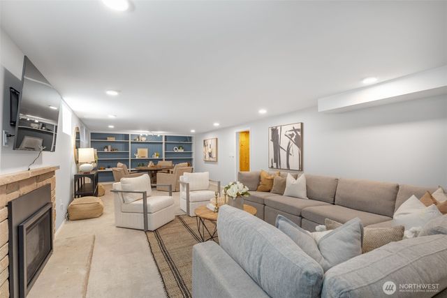 3657 W Viewmont Way W, Seattle, WA 98199
