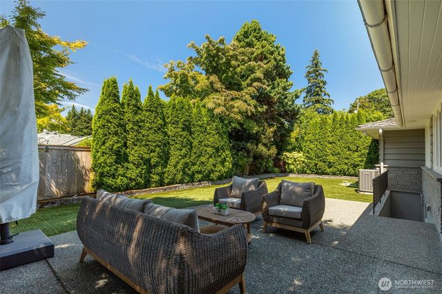 3657 W Viewmont Way W, Seattle, WA 98199