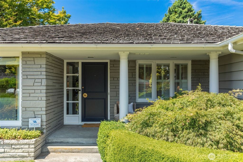 3657 W Viewmont Way W, Seattle, WA 98199