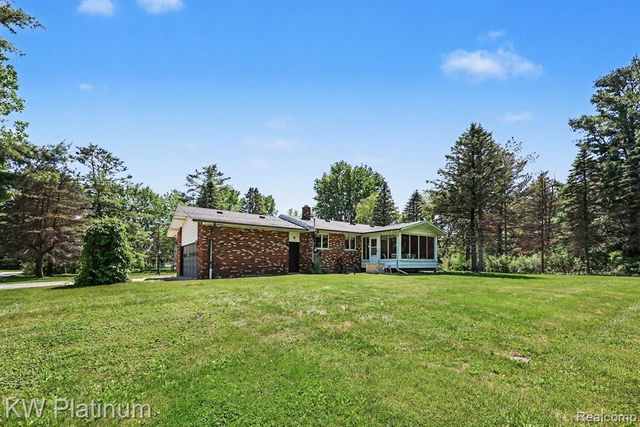 9474 Bartel Road, Columbus, MI 48063