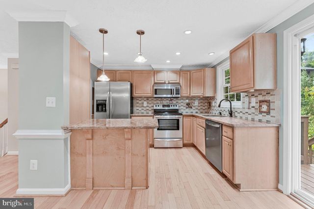 8471 GREAT LAKE LN, Springfield, VA 22153