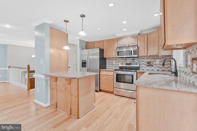 8471 GREAT LAKE LN, Springfield, VA 22153