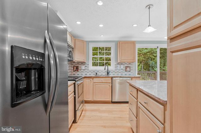 8471 GREAT LAKE LN, Springfield, VA 22153