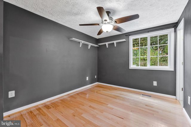 8471 GREAT LAKE LN, Springfield, VA 22153