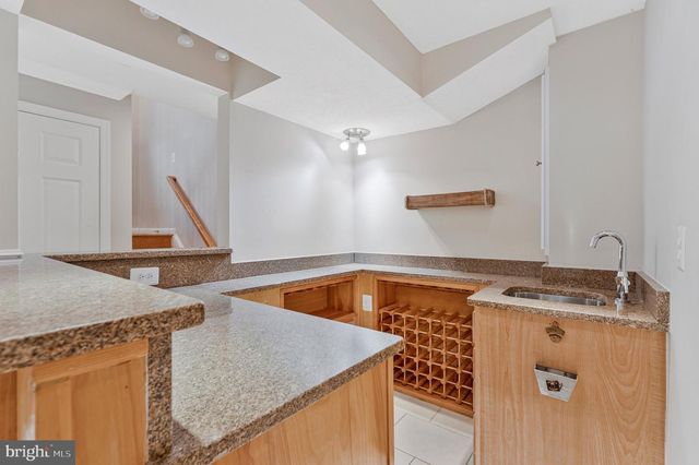 8471 GREAT LAKE LN, Springfield, VA 22153