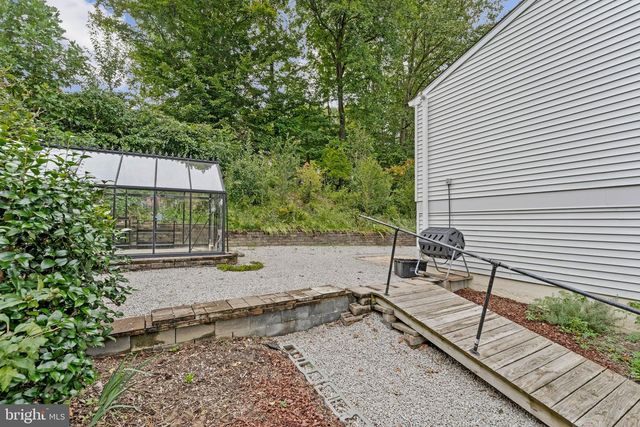 8471 GREAT LAKE LN, Springfield, VA 22153