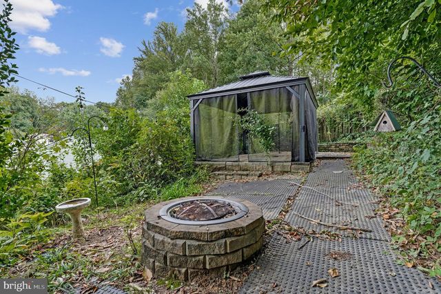 8471 GREAT LAKE LN, Springfield, VA 22153