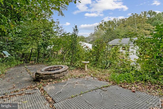 8471 GREAT LAKE LN, Springfield, VA 22153