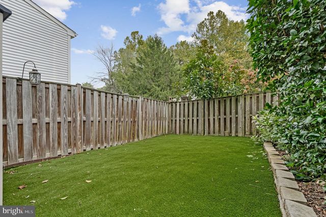 8471 GREAT LAKE LN, Springfield, VA 22153