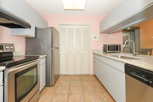 20 Plantation Drive 101, Vero Beach, FL 32966