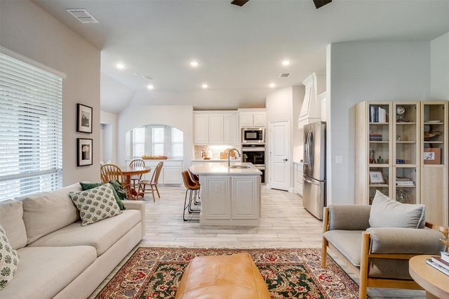 2005 Flora Lane, Desoto, TX 75115