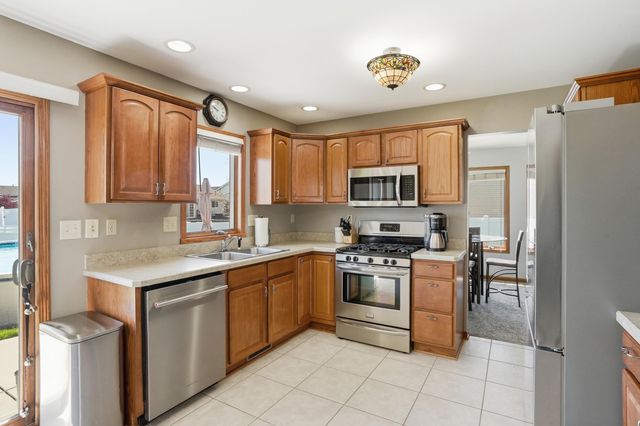 6587 Arrowhead Drive, Schererville, IN 46375