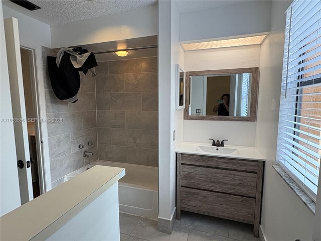 2491 NW 56th Ave 4-17, Lauderhill, FL 33313