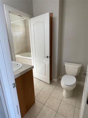 1213 Delsie DR B, Austin, TX 78734