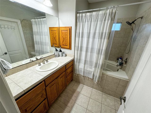1213 Delsie DR B, Austin, TX 78734