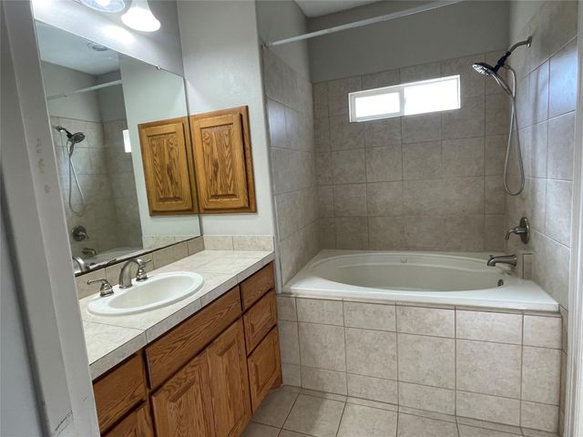 1213 Delsie DR B, Austin, TX 78734