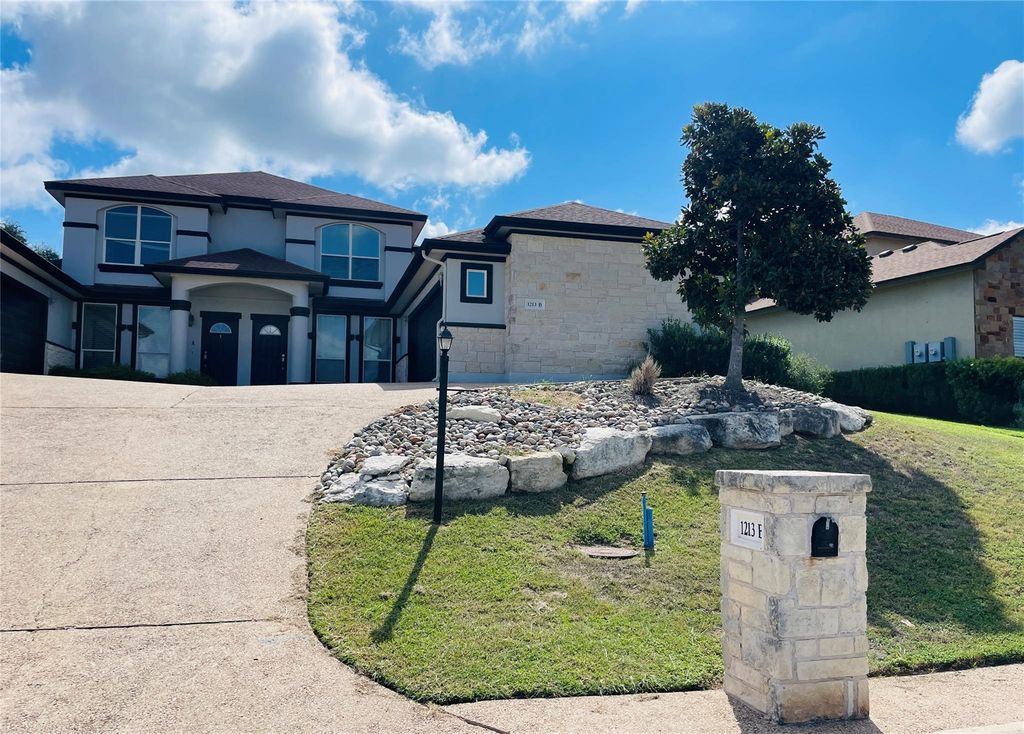 1213 Delsie DR B, Austin, TX 78734