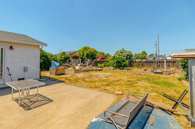 1204 Maple Dr, Oakdale, CA 95361