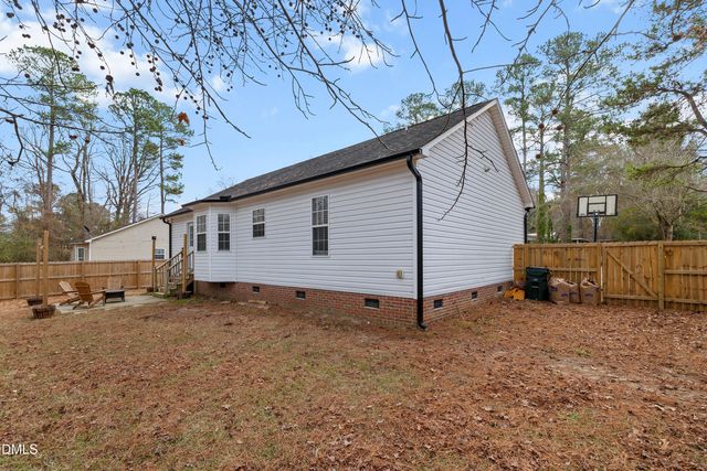 913 E Sanders Street, Four Oaks, NC 27524