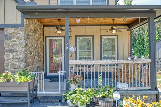 201 Peaceful Ln, Sparta, TN 38583