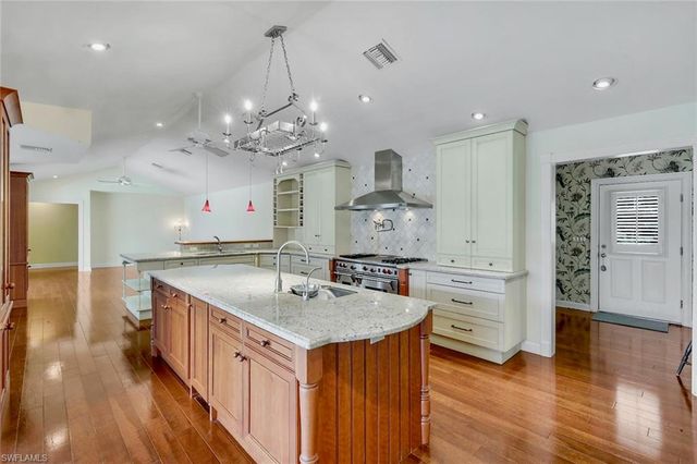 675 Murex DR, Naples, FL 34102