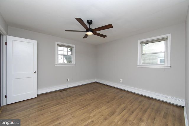 37 WOODBINE AVE, Maple Shade, NJ 08052
