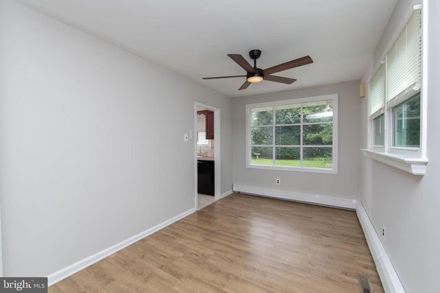 37 WOODBINE AVE, Maple Shade, NJ 08052