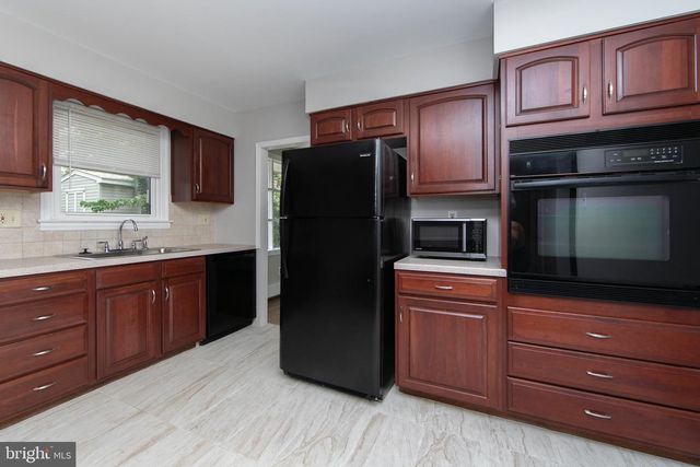 37 WOODBINE AVE, Maple Shade, NJ 08052