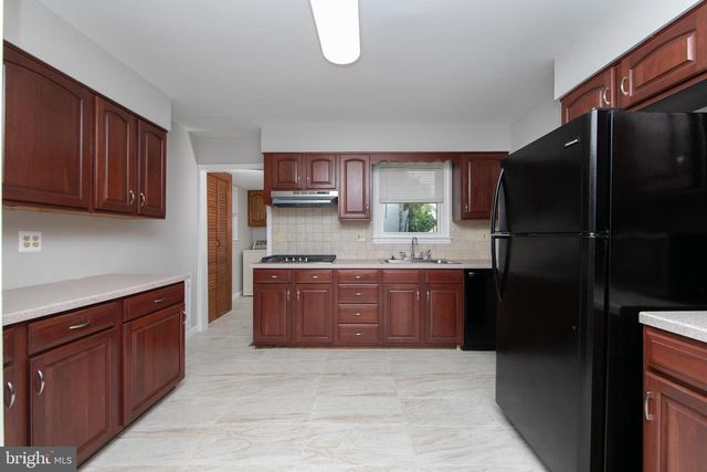 37 WOODBINE AVE, Maple Shade, NJ 08052