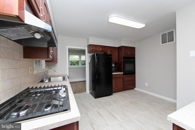 37 WOODBINE AVE, Maple Shade, NJ 08052