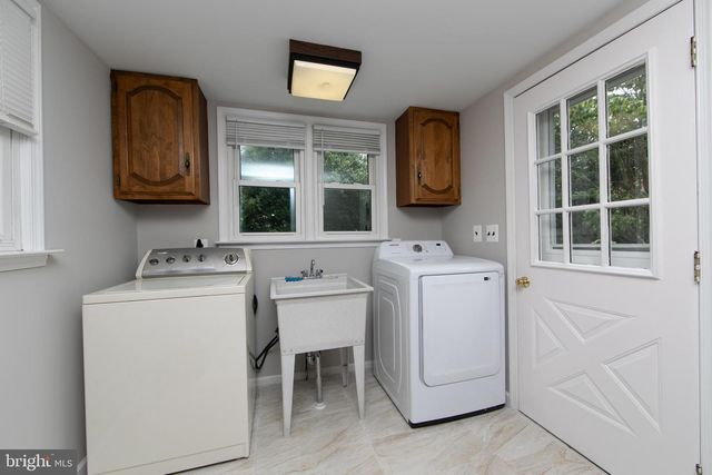 37 WOODBINE AVE, Maple Shade, NJ 08052