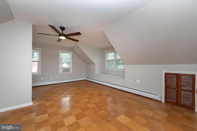 37 WOODBINE AVE, Maple Shade, NJ 08052