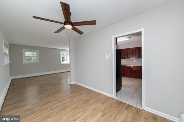 37 WOODBINE AVE, Maple Shade, NJ 08052