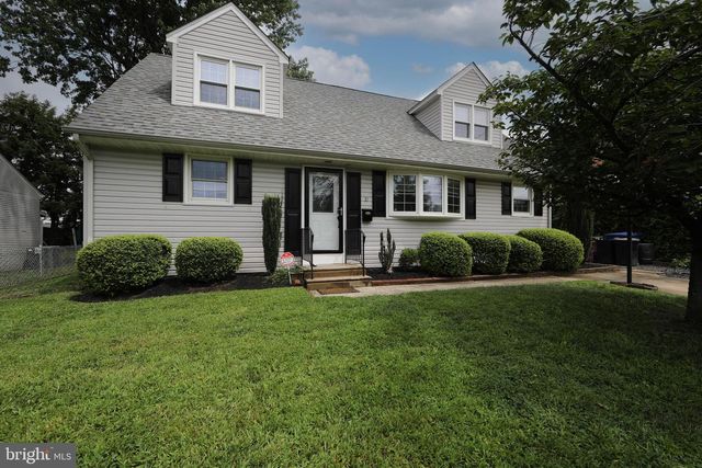 37 WOODBINE AVE, Maple Shade, NJ 08052