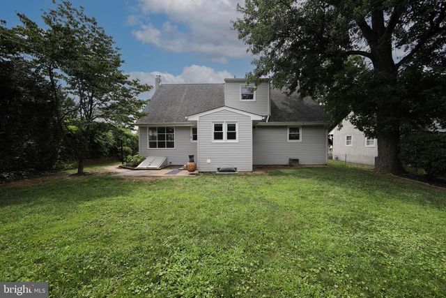 37 WOODBINE AVE, Maple Shade, NJ 08052
