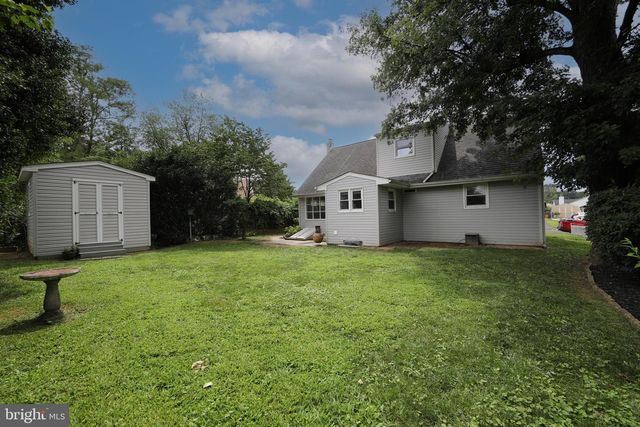 37 WOODBINE AVE, Maple Shade, NJ 08052