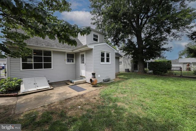 37 WOODBINE AVE, Maple Shade, NJ 08052