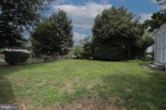 37 WOODBINE AVE, Maple Shade, NJ 08052