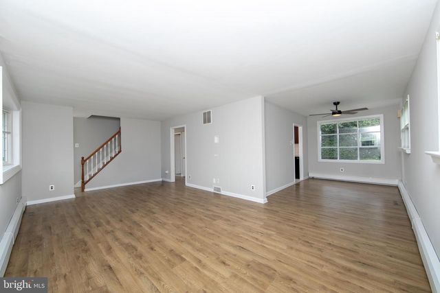 37 WOODBINE AVE, Maple Shade, NJ 08052
