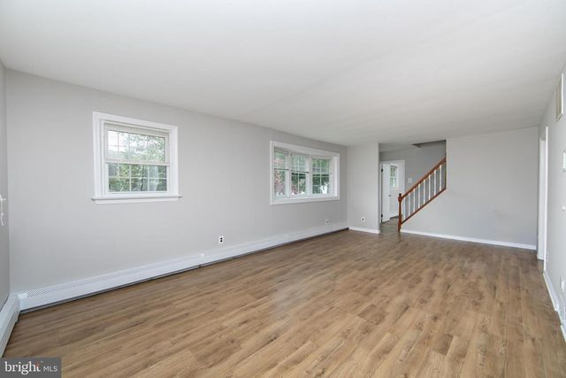 37 WOODBINE AVE, Maple Shade, NJ 08052