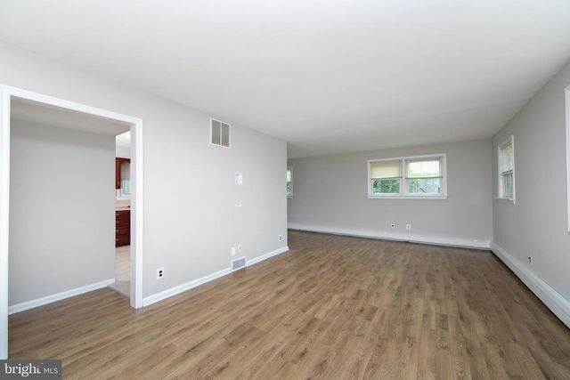 37 WOODBINE AVE, Maple Shade, NJ 08052