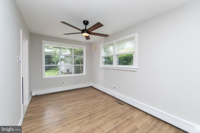 37 WOODBINE AVE, Maple Shade, NJ 08052