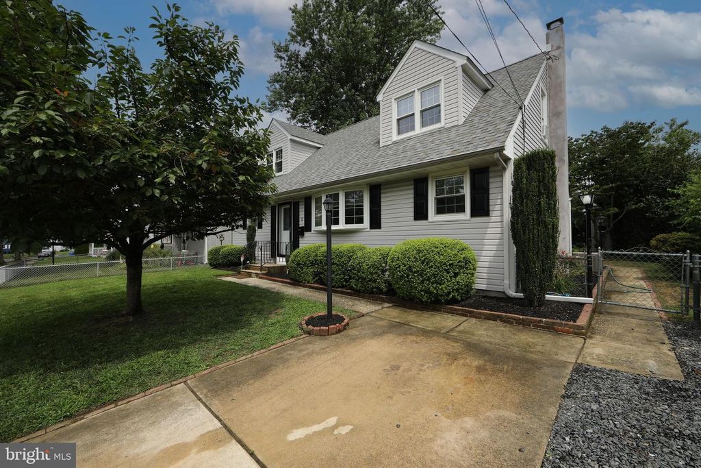 37 WOODBINE AVE, Maple Shade, NJ 08052