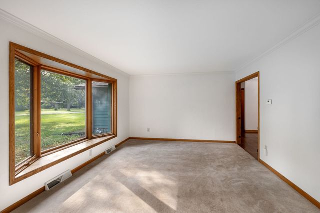 749 N Sharon Drive, Woodstock, IL 60098