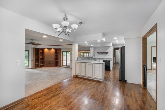 749 N Sharon Drive, Woodstock, IL 60098