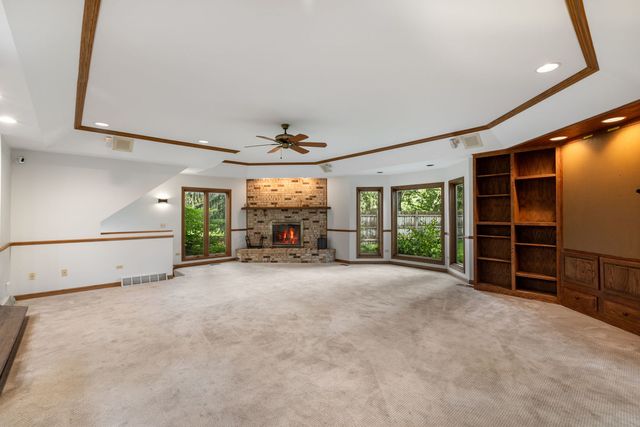 749 N Sharon Drive, Woodstock, IL 60098