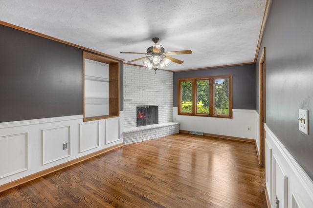 749 N Sharon Drive, Woodstock, IL 60098