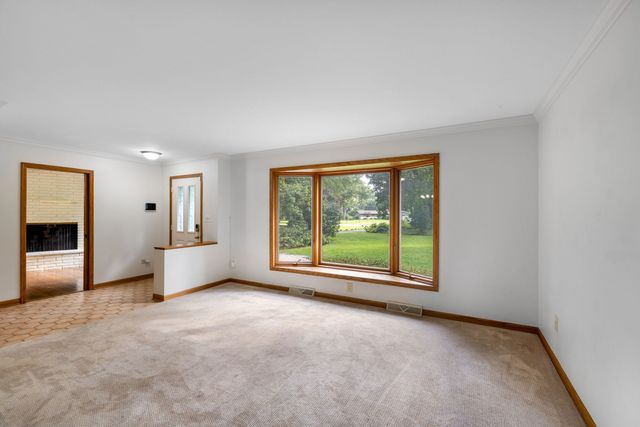 749 N Sharon Drive, Woodstock, IL 60098