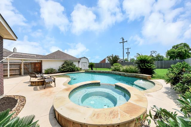 410 Barberry Lane, Baytown, TX 77520