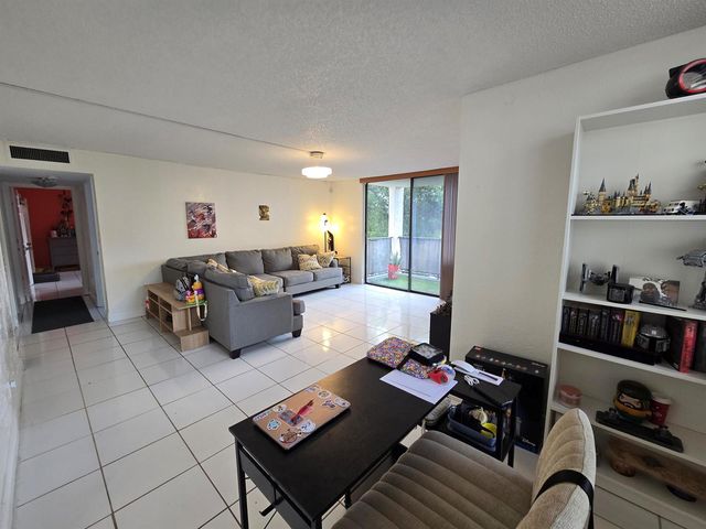 6190 Woodlands Boulevard 311, Tamarac, FL 33319